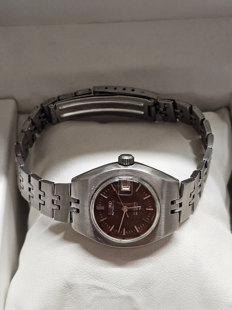 SEIKO, Beautiful SS w/ Date Feature, Unique Ladies Wristwatch - $6K APR w/ COA!! APR57