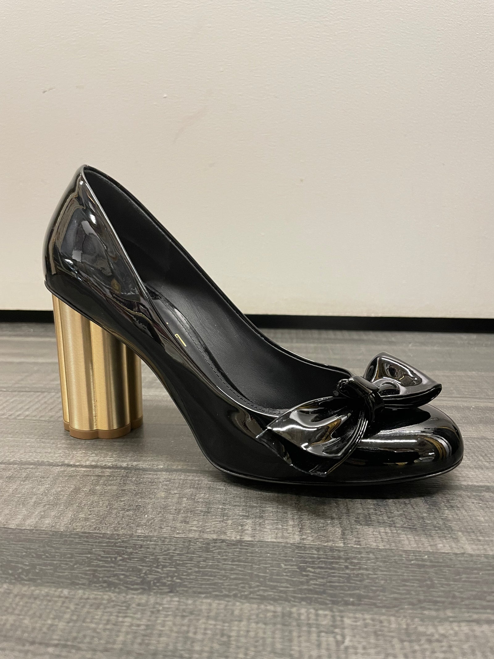 Salvatore Ferragamo Black Shiny Fabric Gold Bar Heels Almond Toe discount Shoe 6.5 Narrow