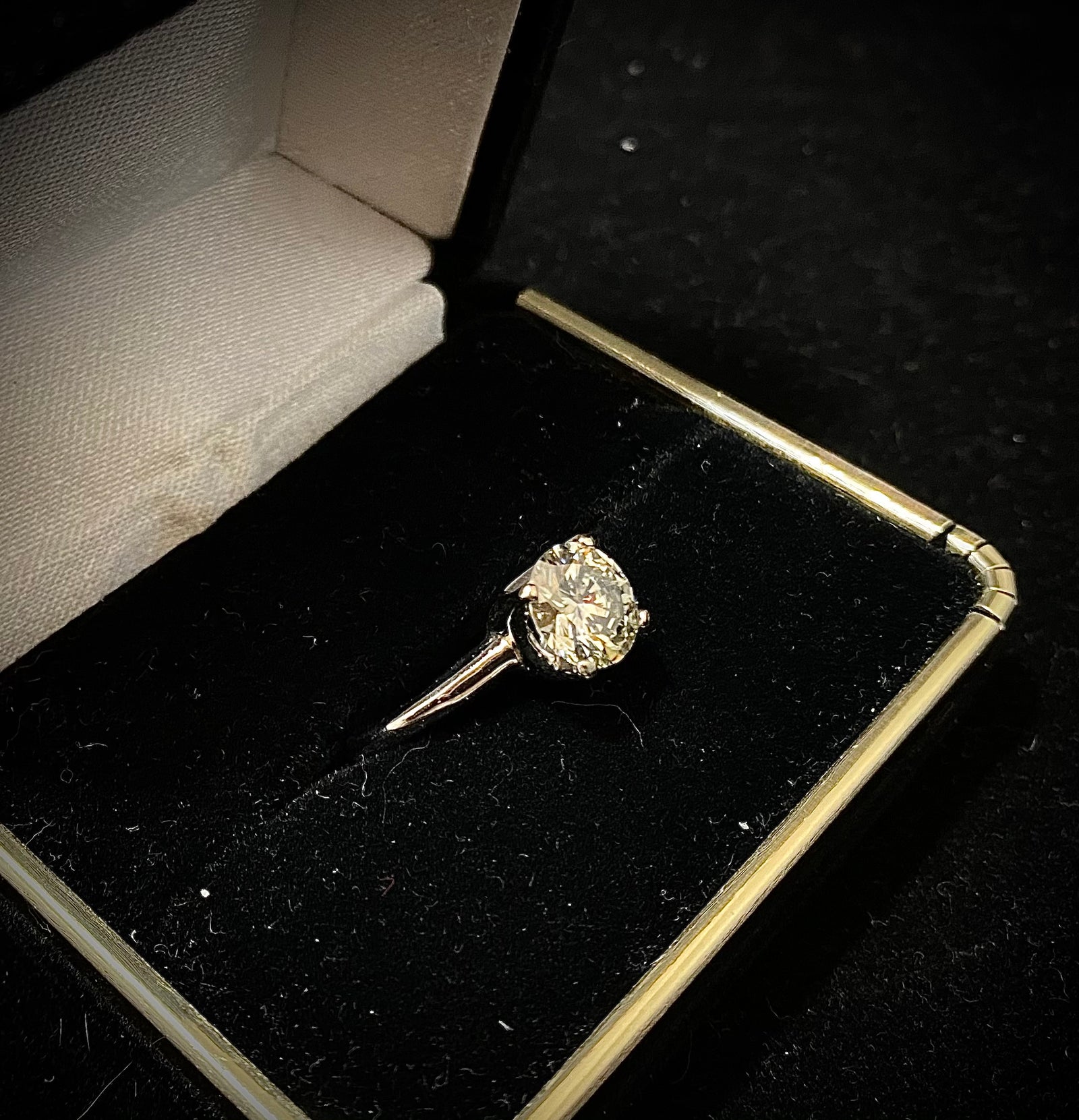 GIA Round Brilliant Harry Winston large Engagement